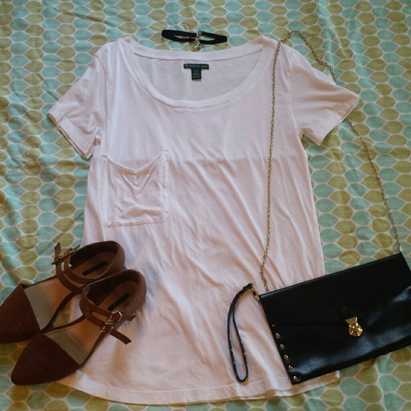 Long white T-shirt wtih big pocket