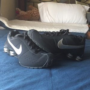 Men's size 8 Nike shox.