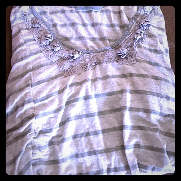 Grey & white flowy shirt 💕