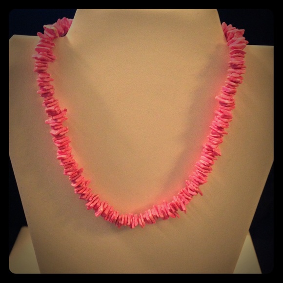 Pink shell short necklace. - Picture 1 of 2