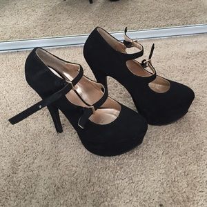Black pumps
