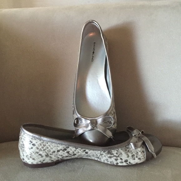 Bandolino snake pattern croc flats