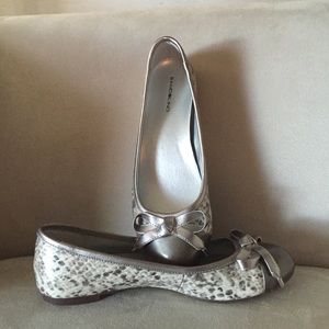 Bandolino snake pattern croc flats