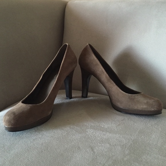 Bandolino suede platform pumps