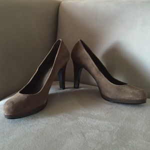 Bandolino suede platform pumps