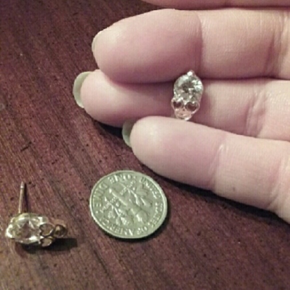 Skull studs with sparkling CZ - Picture 2 of 2