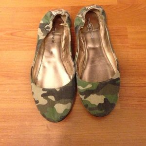 Brand new army print flats