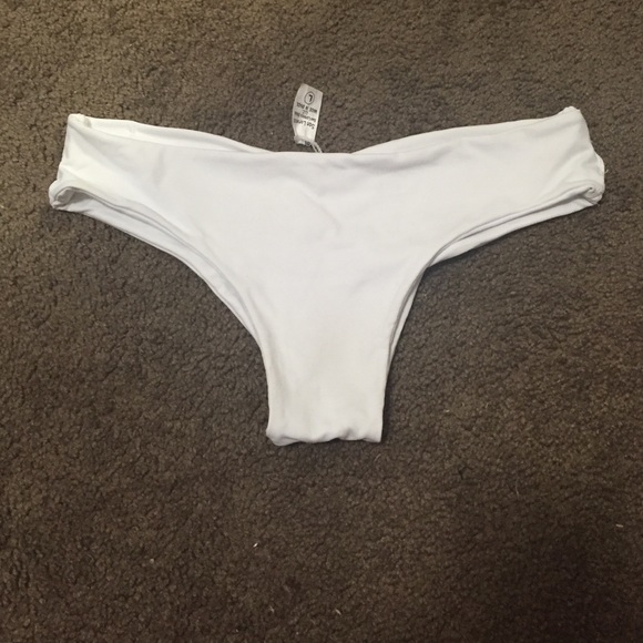 Bikini bottoms (says Large but fits 0-3)