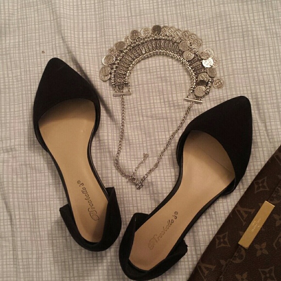 Flat pointy sandal size 7/7.5