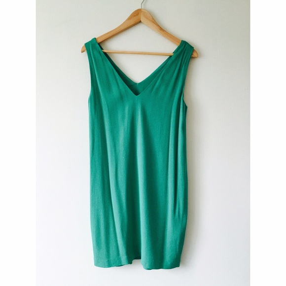 Emerald Green V-neck Shift Dress - Picture 2 of 3