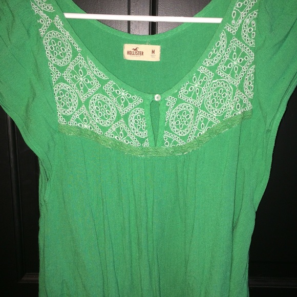 Kelly green flowy Hollister top!