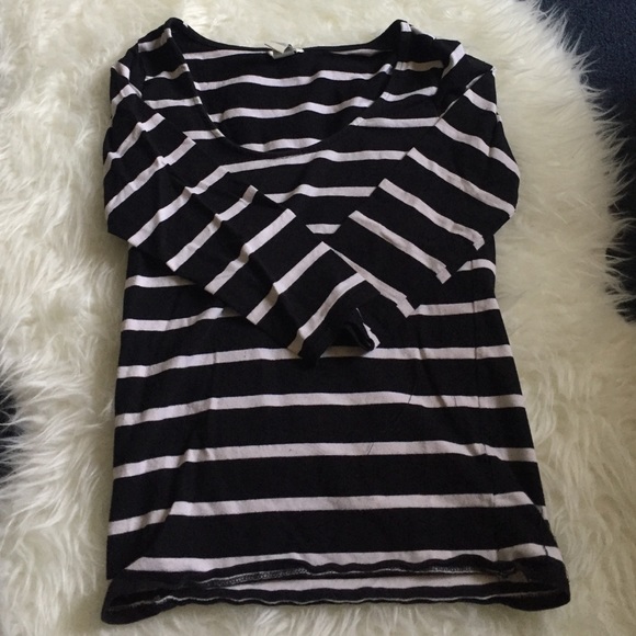 Stripped t shirt. Sleeve go to the elbows