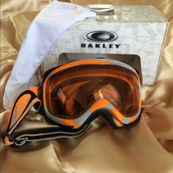 NWOT Oakley snowboarding goggles