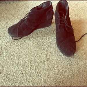 7W Toms black wedge booties