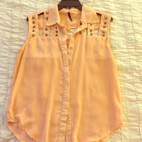 Edgy tank
