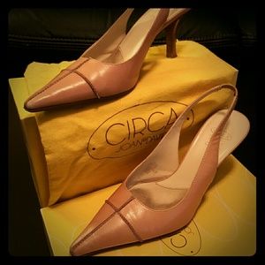 Low heel pumps in tan leather