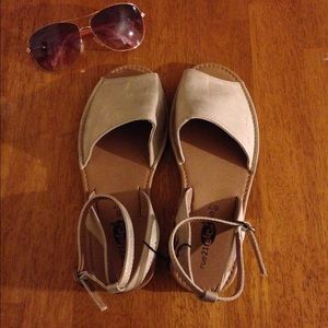Brand new Beige Sandals! 👡👡 Sz 6.5