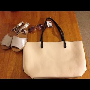 2 bags for the price of 1!! 👜👝 Reversible tote!