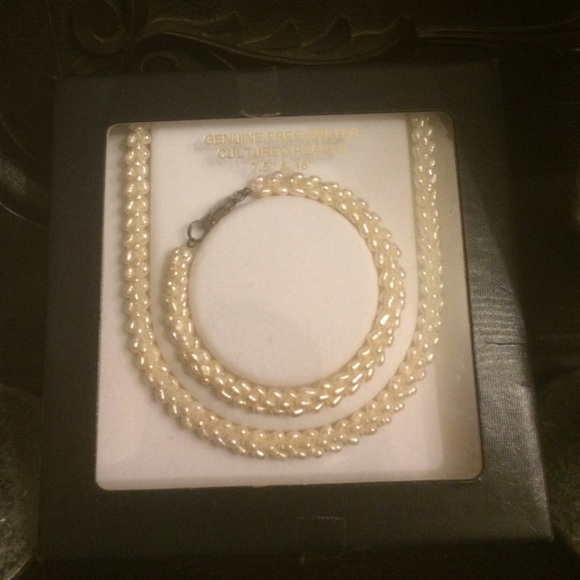Necklace and bracelet set