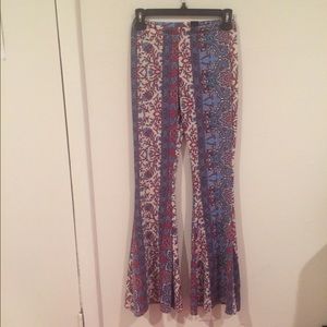 Never worn w tags! Patterned bell bottom pant