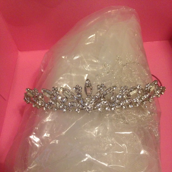 Beautiful 4ft off white veil & crystal tiara. - Picture 2 of 4