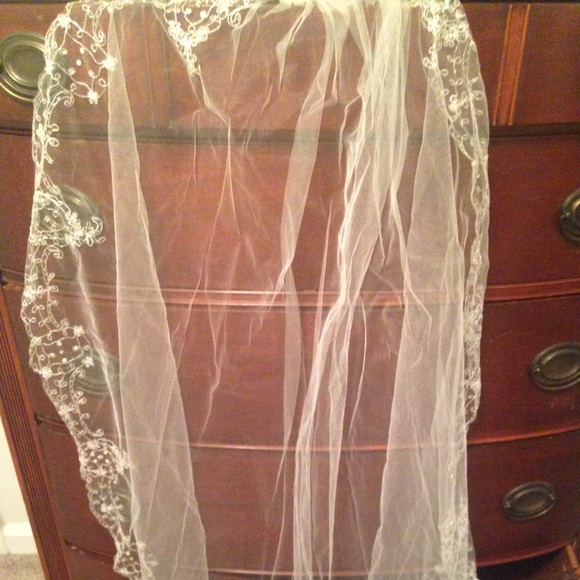 Beautiful 4ft off white veil & crystal tiara. - Picture 3 of 4