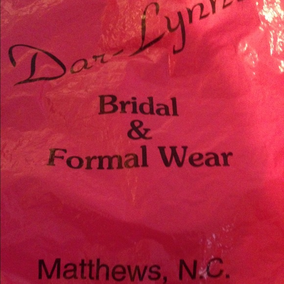 Beautiful 4ft off white veil & crystal tiara. - Picture 4 of 4