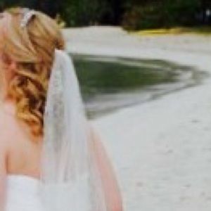 Beautiful 4ft off white veil & crystal tiara.