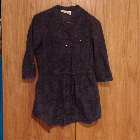 Buckle three quarter sleeve gray top