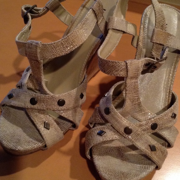 Shoes - Picture 3 of 4