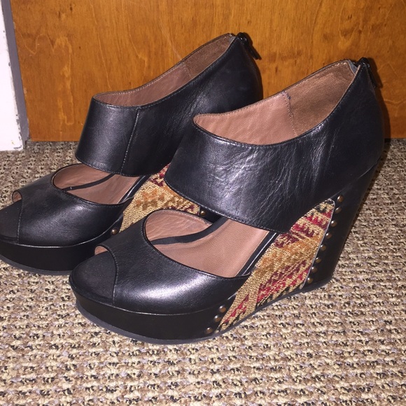 Fortress of Inca Reyna Agatha stud wedges