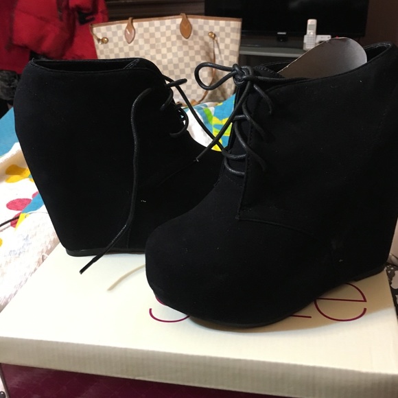 Black booties never work brand new - Picture 2 of 3