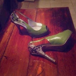 Navy green heels, cream & black reptile skin 😁