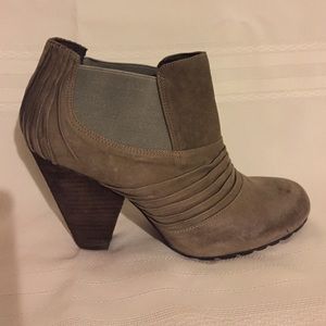 Casual brown booties