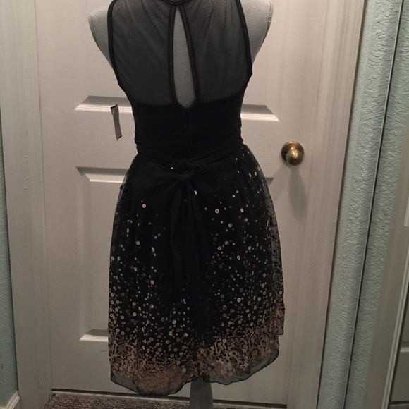 Black and Gold cocktail dress - Picture 2 of 3