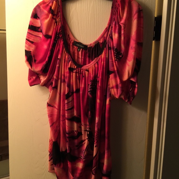 Beautiful short sleeve top with flowers