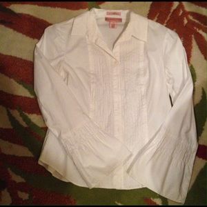 Long sleeved white fitted blouse