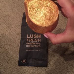 Lush bath bomb