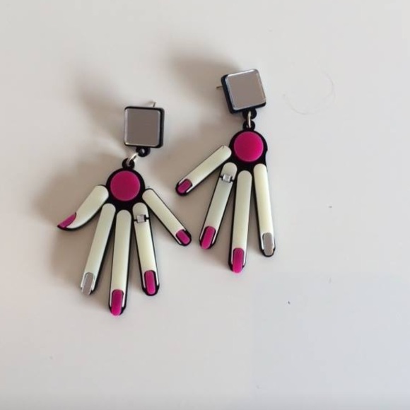 Oh la la finger earrings!