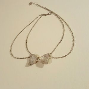 Adorable bow tie necklace in silver! Like new!