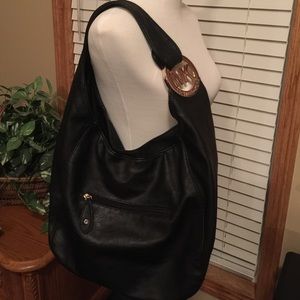 🌻🌻Large shoulder bag. Holds everything 🌻🌻