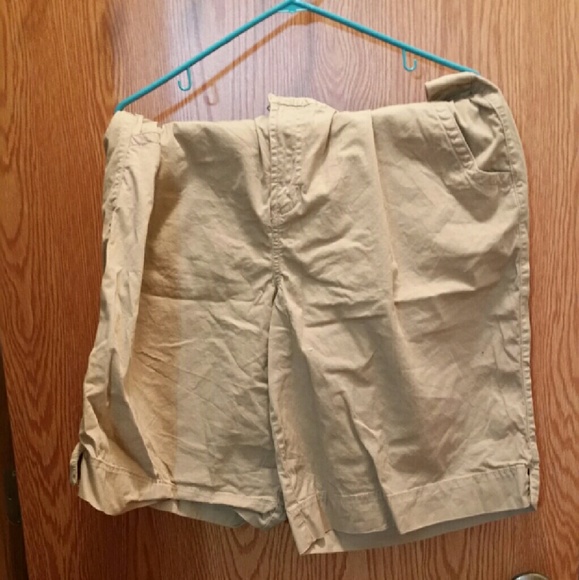 Kaki shorts