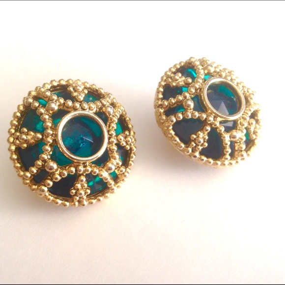 Vintage Jewelry - Vintage Emerald Green Clip Ons