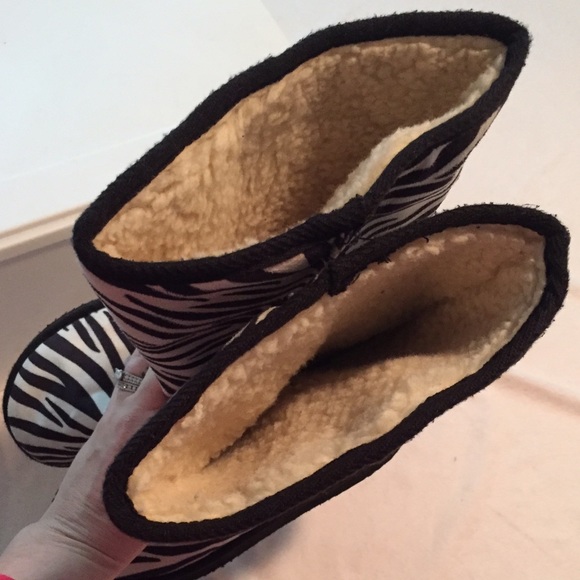 Ugg-like zebra winter boots, EUC, Size 7 - Picture 2 of 3