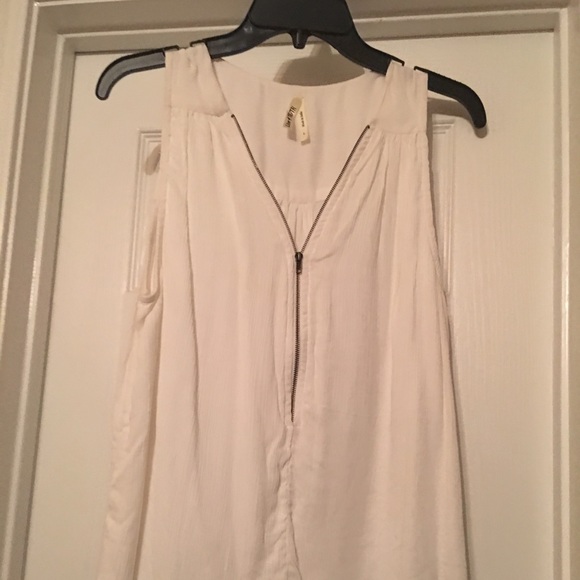 Zipper sleeveless top