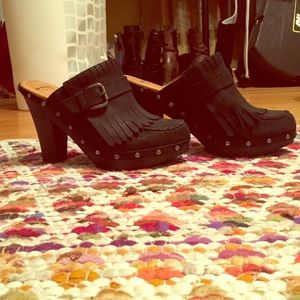 Fringe clogs ✌🏾️