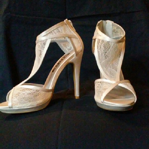 Vera Wang Lace Booties - Picture 2 of 4