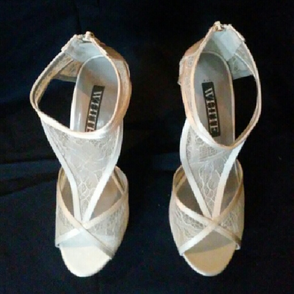 Vera Wang Lace Booties - Picture 3 of 4