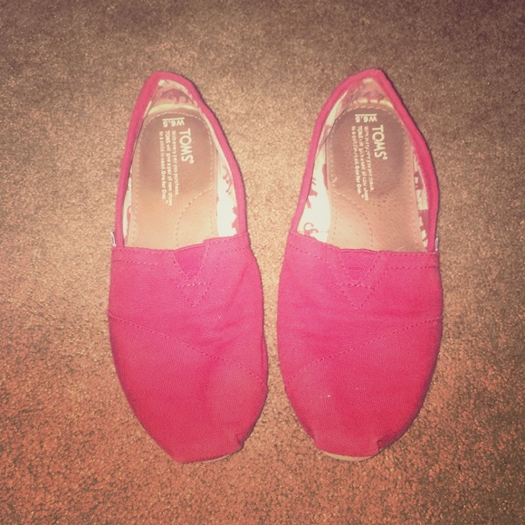 Red canvas Toms