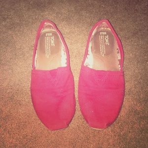Red canvas Toms